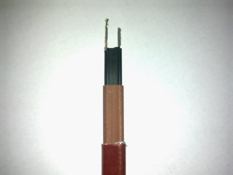 將伴熱帶的外護套及屏蔽層剝離,剝出母線