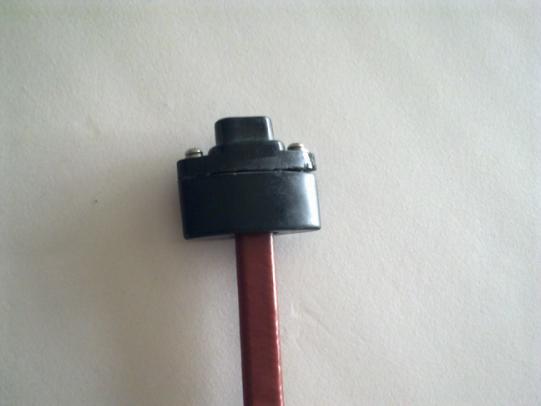 將處理好的尾部插入尾端內(尾端處的兩根線芯切勿對接)